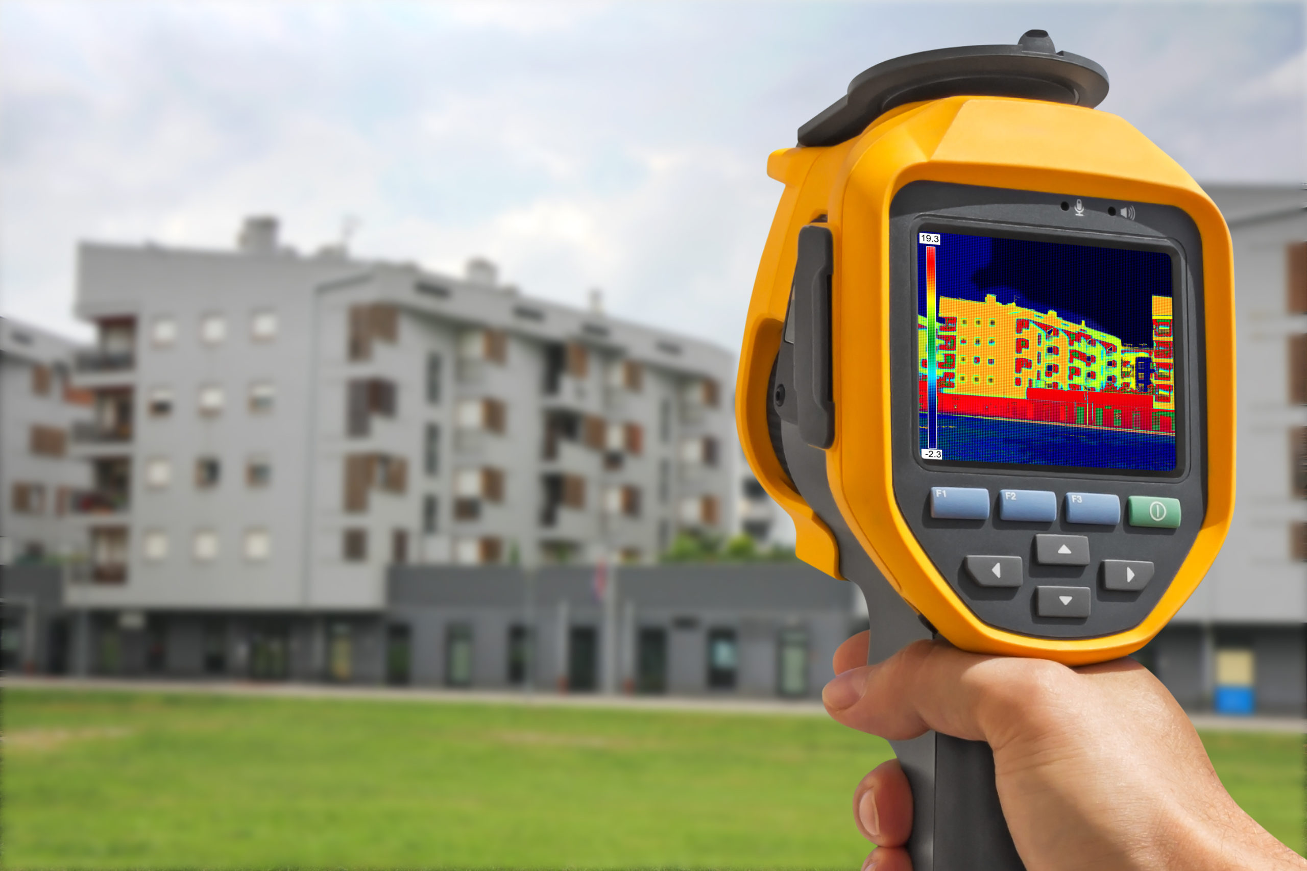 Recording,Heat,Loss,At,The,Residential,Building,With,Infrared,Thermal ballon thermodynamique